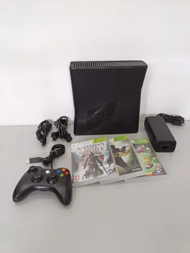 Vendo Xbox 360 com Rayman, Assassin's Creed Rogue e Goldeneye Semi novo 