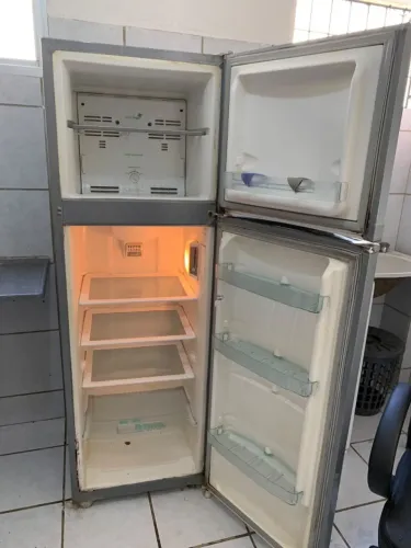 Geladeira Consul duas portas branca envelopada