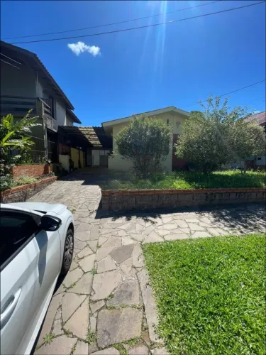 Casa 3 dormitórios para locação no bairro Cristal, zona sul de Porto Alegre, RS.