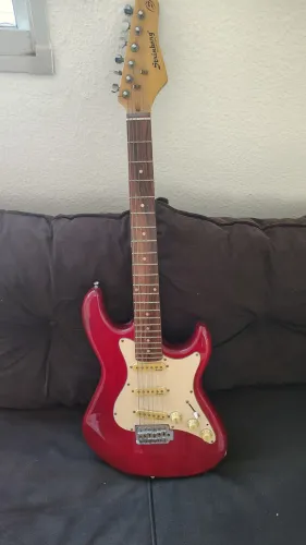 Guitarra usada Strinberg vermelha - intermediário