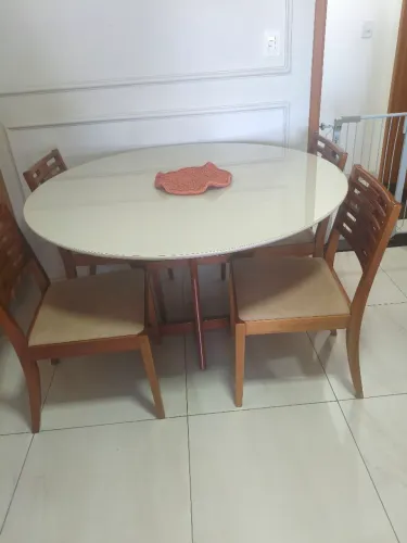 Conjunto de mesa e cadeiras