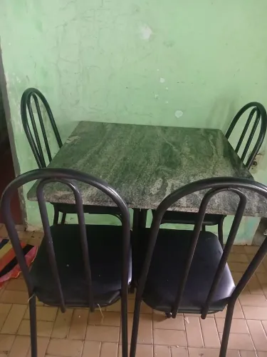 Mesa com 4 cadeiras