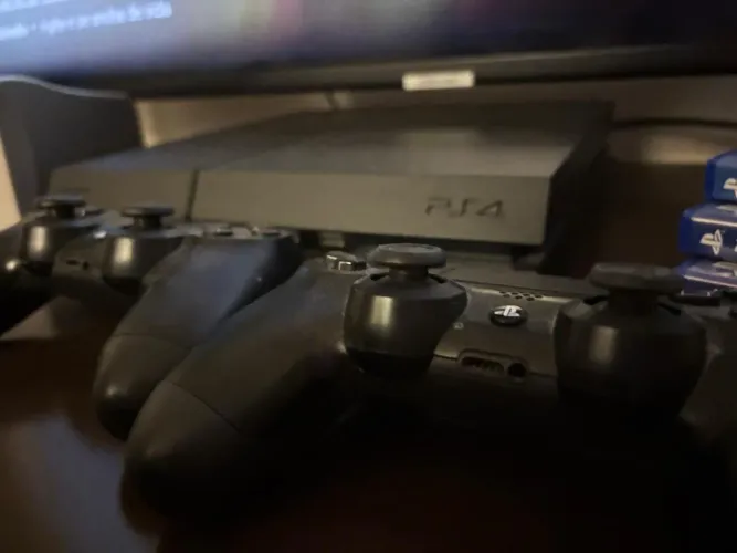 PS4 + controles + jogos