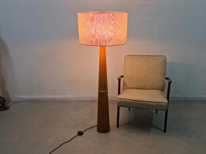 Luminária de Piso Baju F, pelo Designer Fernando Prado para a Lumini