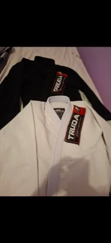 Kimono preto com linhas rosas A0