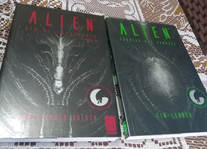 Dois livros sobre a franquia Alien