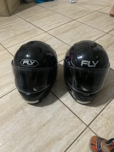Vendo dois capacetes com pouco tempo de uso