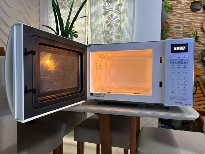 Microondas Panasonic, semi novo.