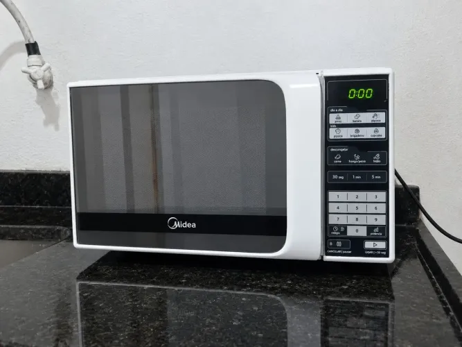 Micro-ondas Midea modelo espelhado ótimo funcionamento