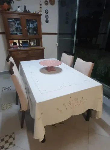 Linda toalha de mesa em linho branco, com delicados bordados feitos à mão.