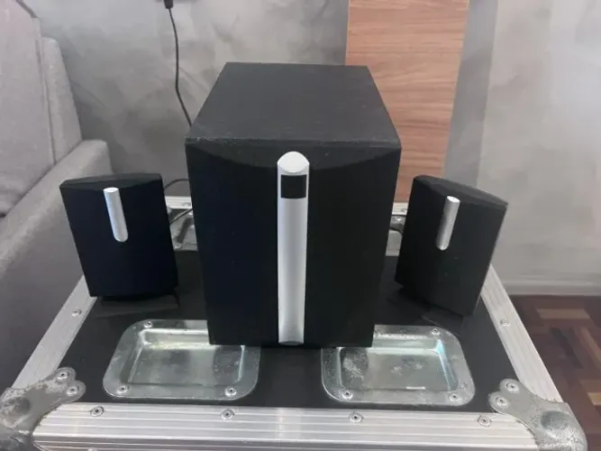conjunto cyber sound com 2 caixas + subwoofer ativo - modelo sw2313d . possui regularem de