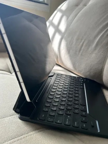 SAMSUNG TABLET S7 FE 128g com caneta original e Capa Magnética Magic Keyboard