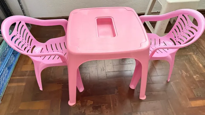 Mesinha infantil rosa com 2 cadeiras