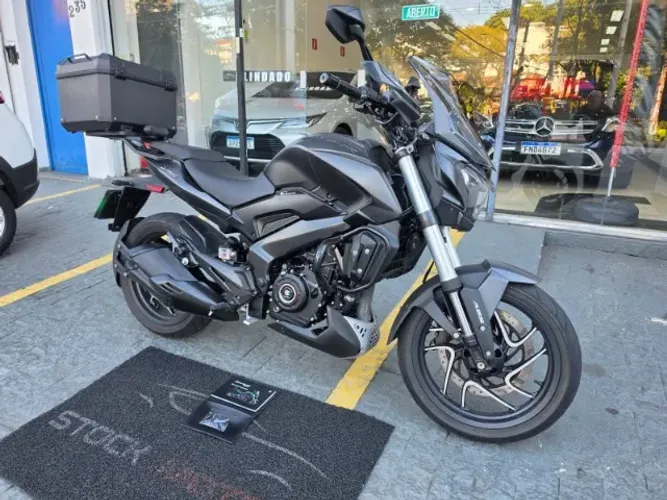 Moto Bajaj Dominar 400 2025 preta equipada 6.000km na Garantia