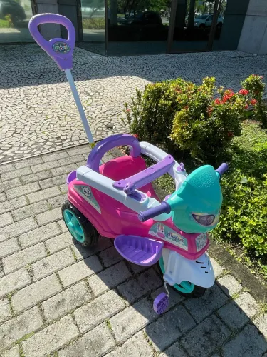Triciclo de Passeio Baby City com pedal, buzina e haste direcionavel - Maral