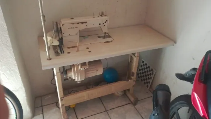 Máquina de costura reta