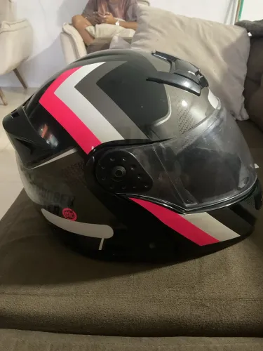 Capacete semi novo