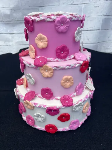 Bolo de aniversário cenográfico de isopor decorado de flores rosa e branco
