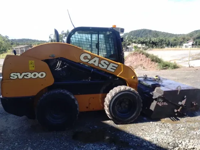 MINICARREGADEIRA CASE SV300