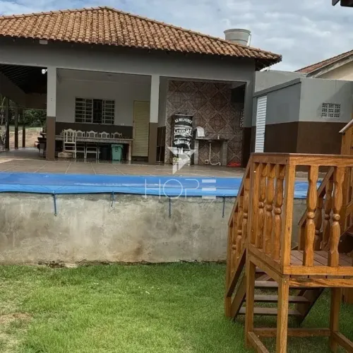 Chácara à Venda no Condomínio Santa Rhut  300m² Construídos  3 Quartos (1 Suíte)  Ser