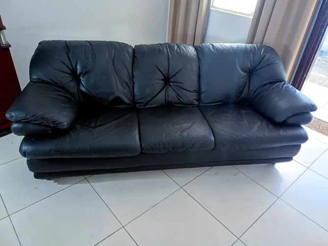 Sofá de couro legítimo 3 lugares 