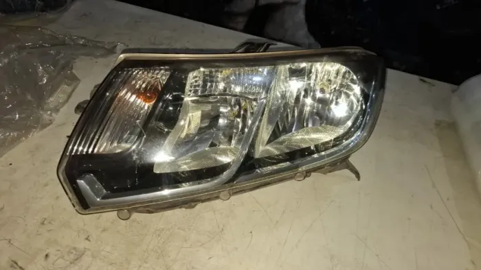 Farol sandero 2015-2020 Lado Esquerdo Máscara negra C/ detalhe nas garras