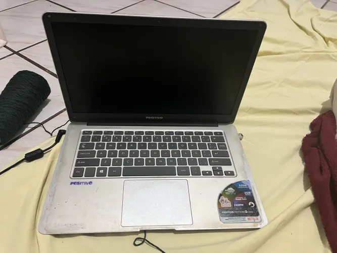 Notebook usado em perfeito estado. 2gb de memória e aceita cartão de memória. 