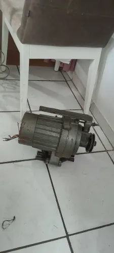 Vendo motor de maquina industrial com chave e os parafusos motor excelente