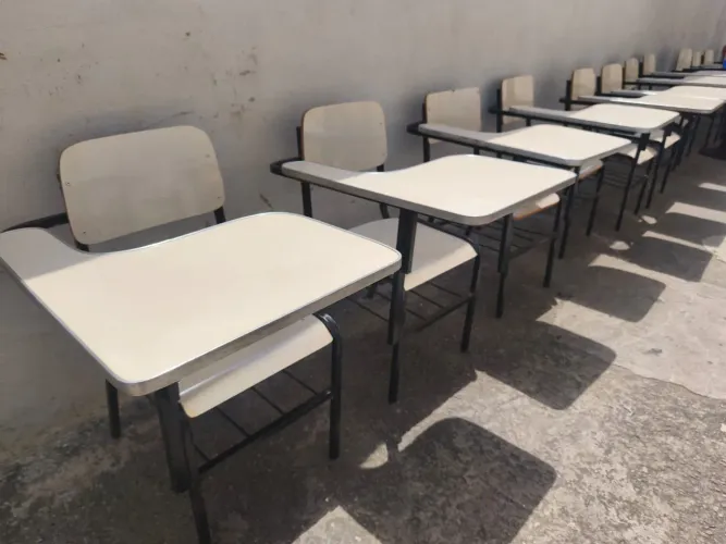 Cadeira escolar prancheta frontal
