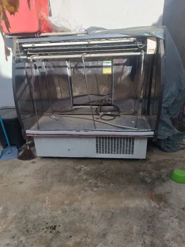 Balcão expositor de carnes em bom estado, funcionando 