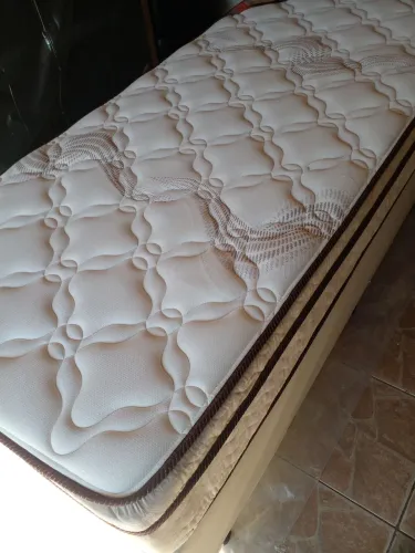 Cama box especial solteiro completa , med. 2.00m comp por 97cm larg já higienizada. 