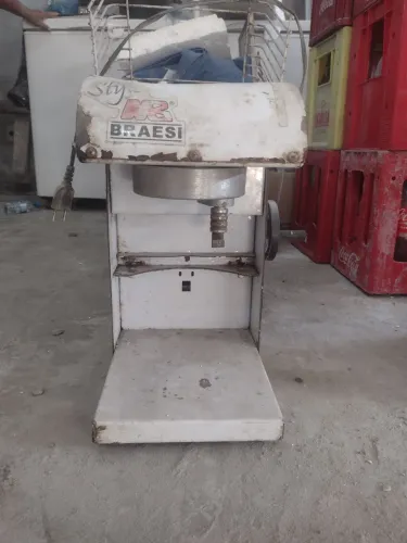 Máquina de bater bolo