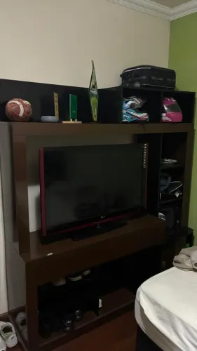 Rack home para TV com gavetas e nichos marrom e preto