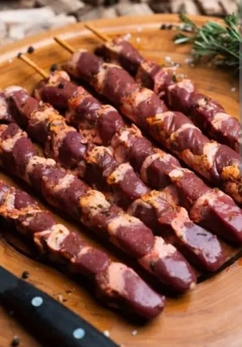 Espetinhos temperados prontos para assar 