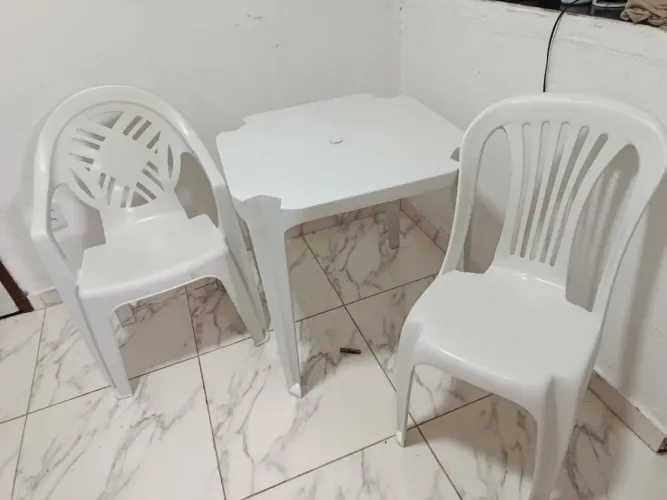 Mesa e cadeiras de plástico