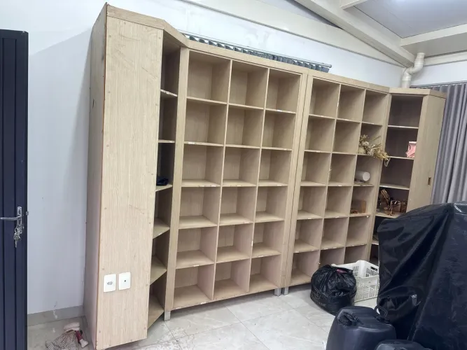 Prateleiras e falcão de MDF