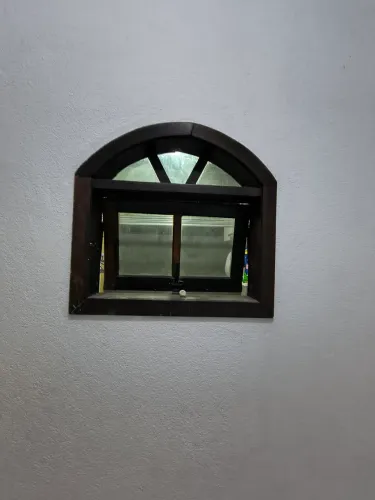 Basculante de madeira