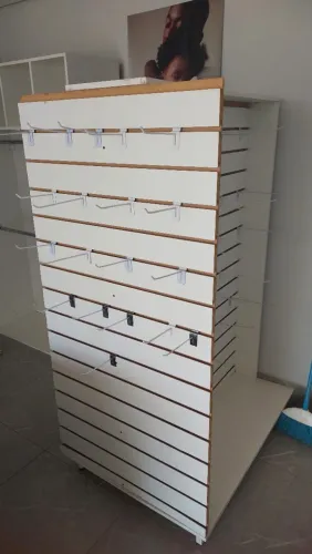 Vendo painel canaletado para loja