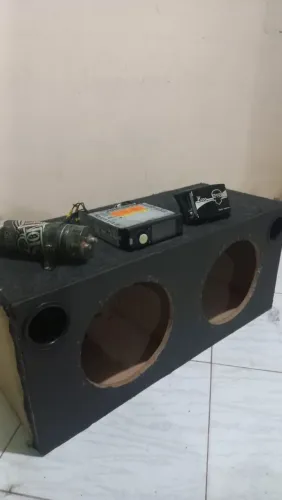 Vendo caixa com 2 alto-falantes de 12 + rádio Pioneer DVH-8680 Bluetooth Valor Negociável