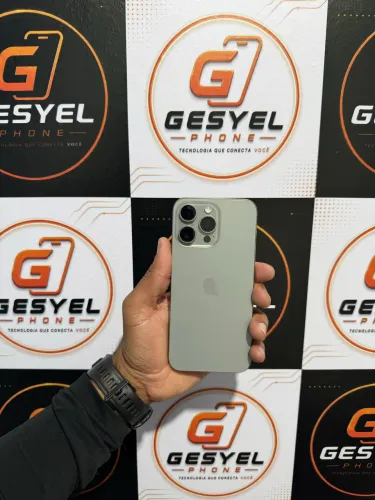 Vendo ou troco iPhone 15 pro Max titânio bateria ? 89% /256 gb de memória aparelho