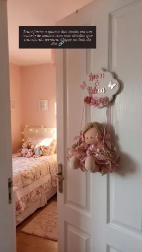 Balancinho com boneca de tecido ideal para decorar porta de quarto de bebê