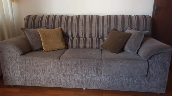 Sofás de 2 e 3 lugares.