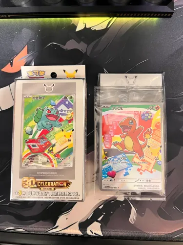 Kit Display 30 anos Pokémon + Charmander 