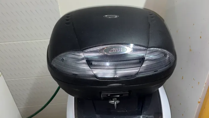 Baú Givi E450-Simply 45 Litros cabe 2 capacetes com tranca e chave,ESTADO DE NOVO