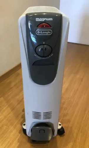 Aquecedor de Ambiente funcional De'Longhi Magnum à óleo com rodinhas.