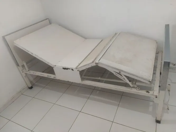 Cama articulada hospitalar