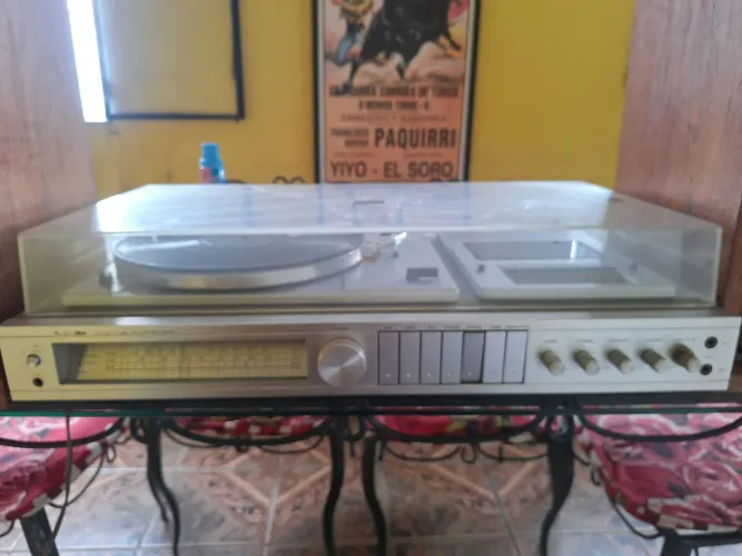 toca disco toshiba sm-3100 + caixa de som Sansui + discos obs: tem mais disco  incluso 