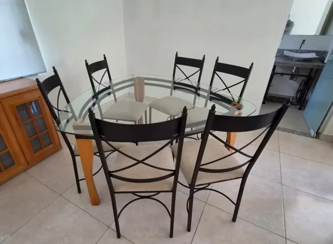Mesa triangular em vidro, pés em madeira (1,50 m) + 6 cadeiras EXCELENTES 