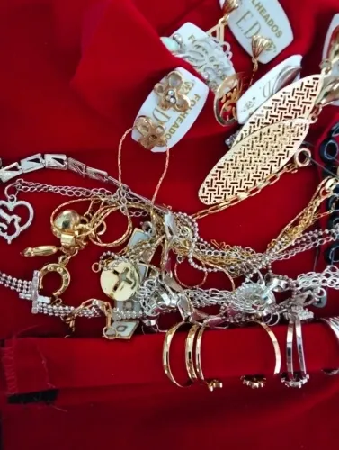 Vendo semi jóias colar pulseiras brincos fasso entrega na sua casa