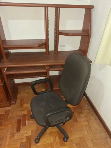 Escrivaninha + Cadeira de Escritório - R$ 250
